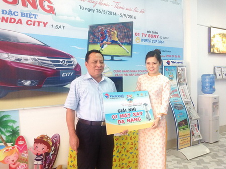 Hello Summer 2014: Vietravel Buôn Ma Thuột trao thưởng giải tuần cho khách hàng thứ 2